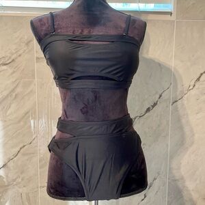 LIKE NEW Women’s 2 piece bikini black size L